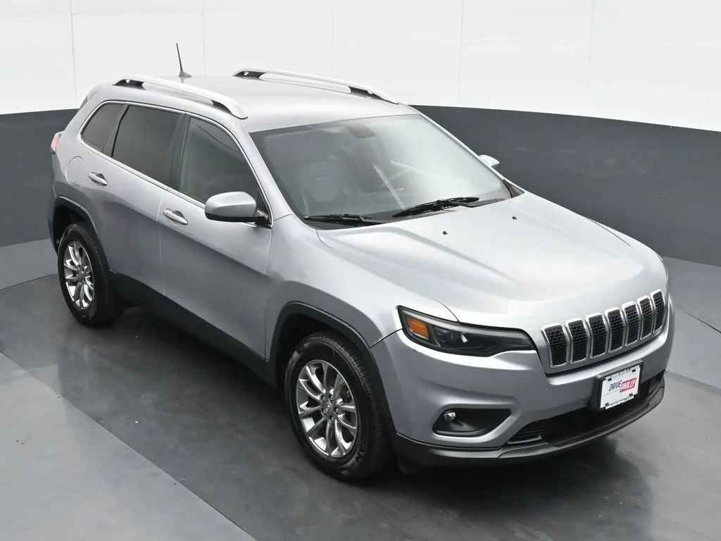 Used 2019 Silver Jeep Latitude Plus image 24