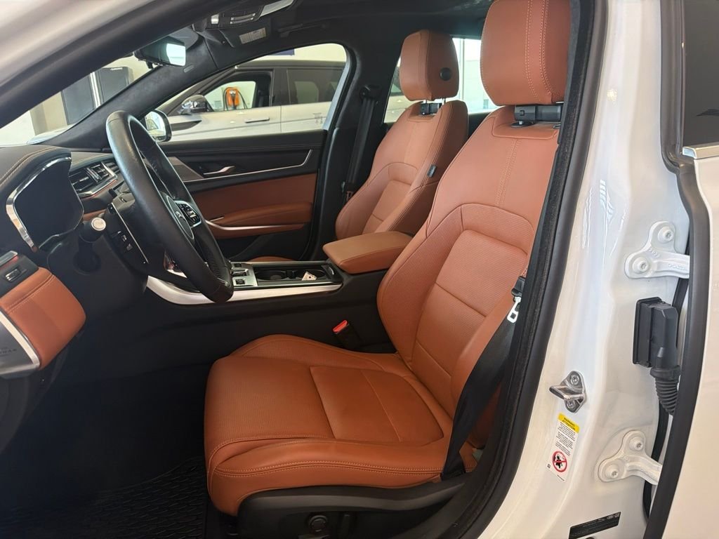 Used 2024 White Jaguar R-Dynamic SE image 9