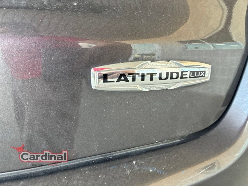 Used 2024 Gray Jeep Latitude Lux image 18