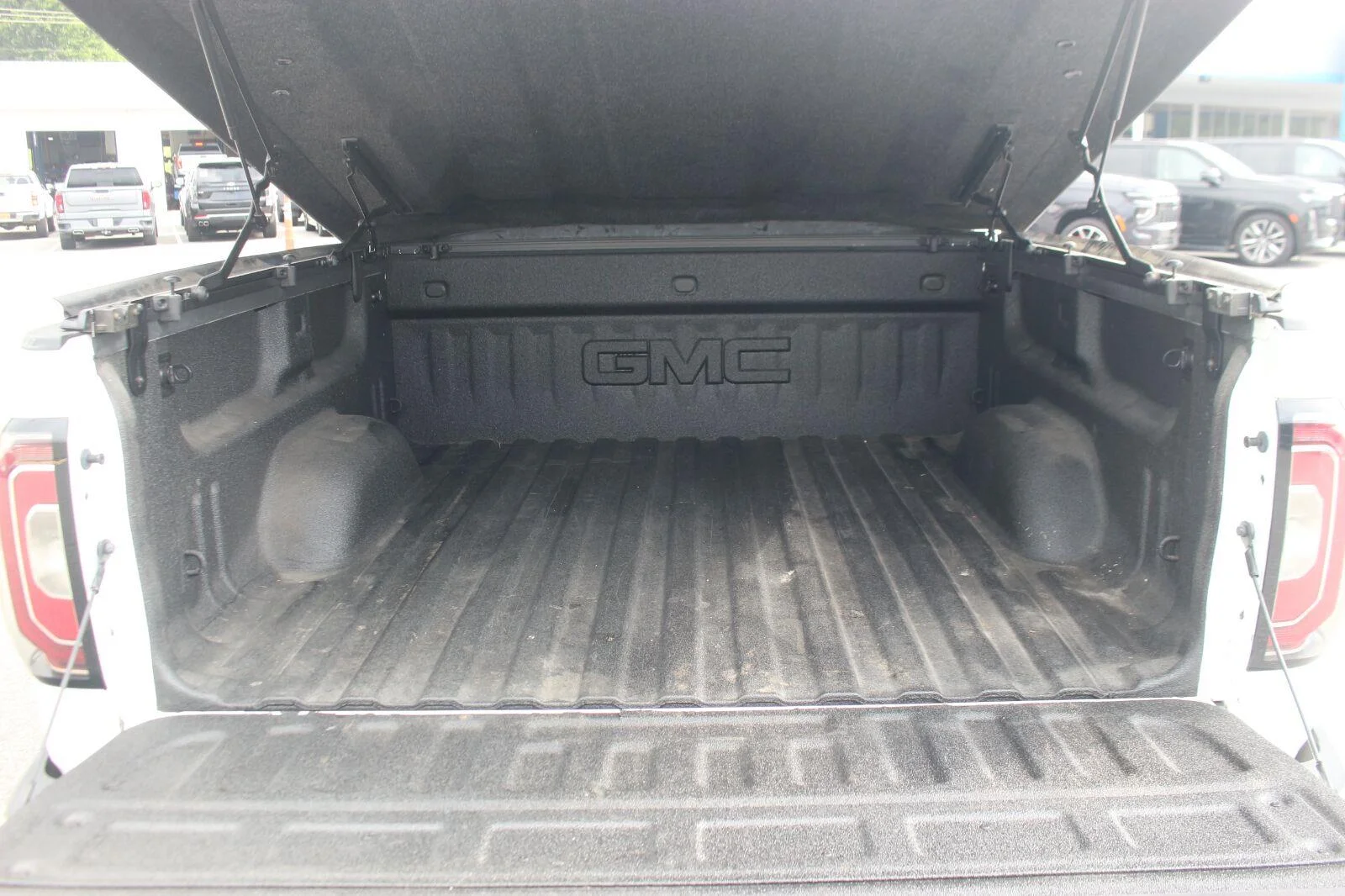 Used 2018 SUMMIT WHITE GMC SLT image 13