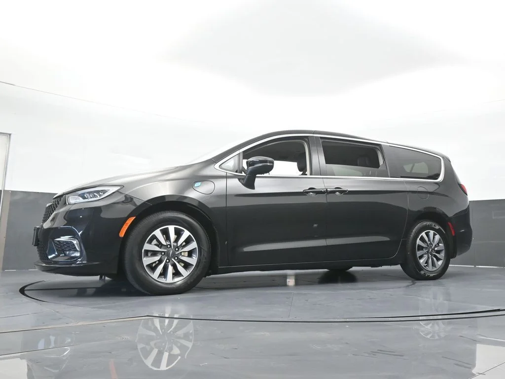 Used 2023 Brilliant Black Crystal Pearlcoat Chrysler Touring L image 56