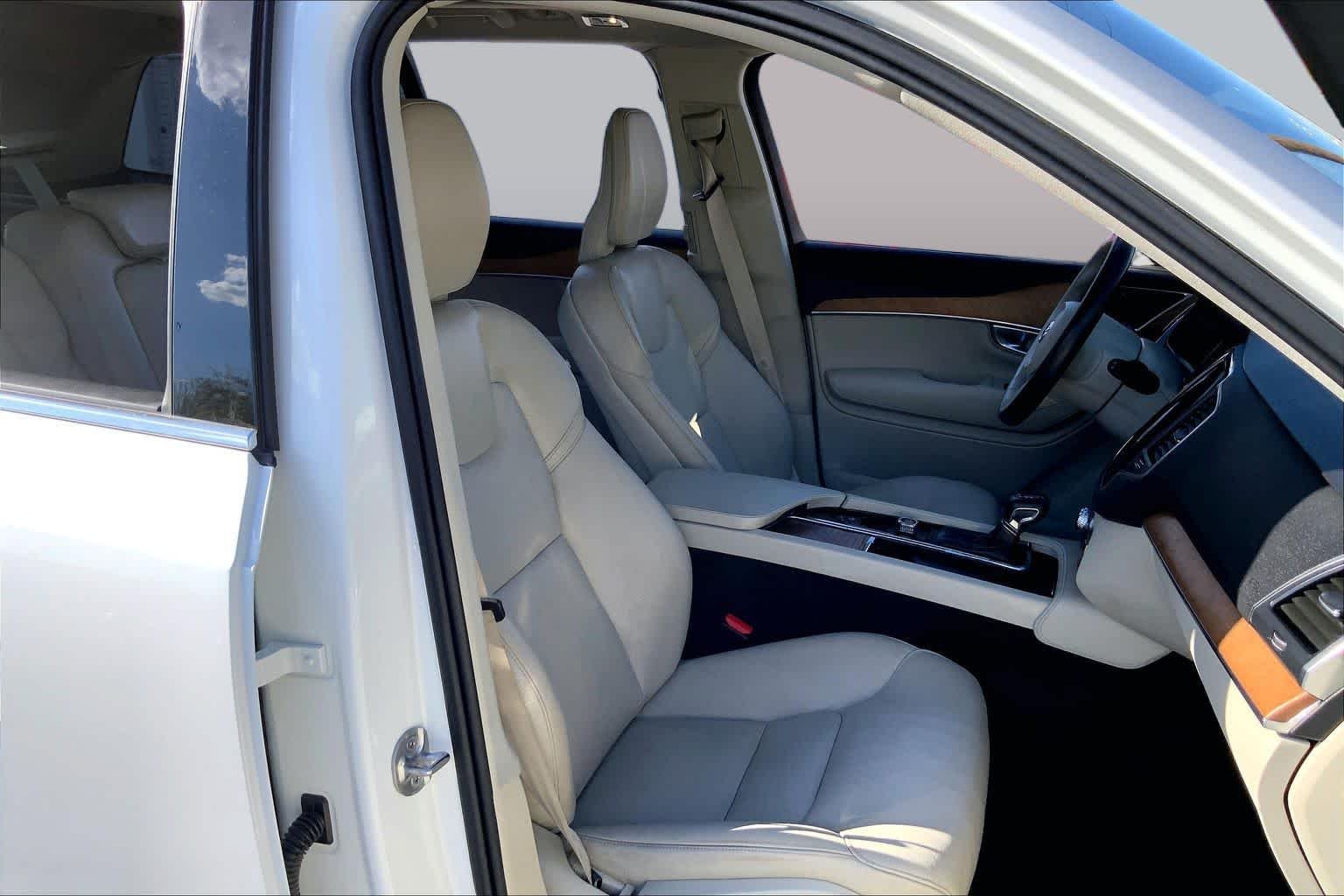 Used 2022 Crystal White Metallic Volvo Momentum image 8