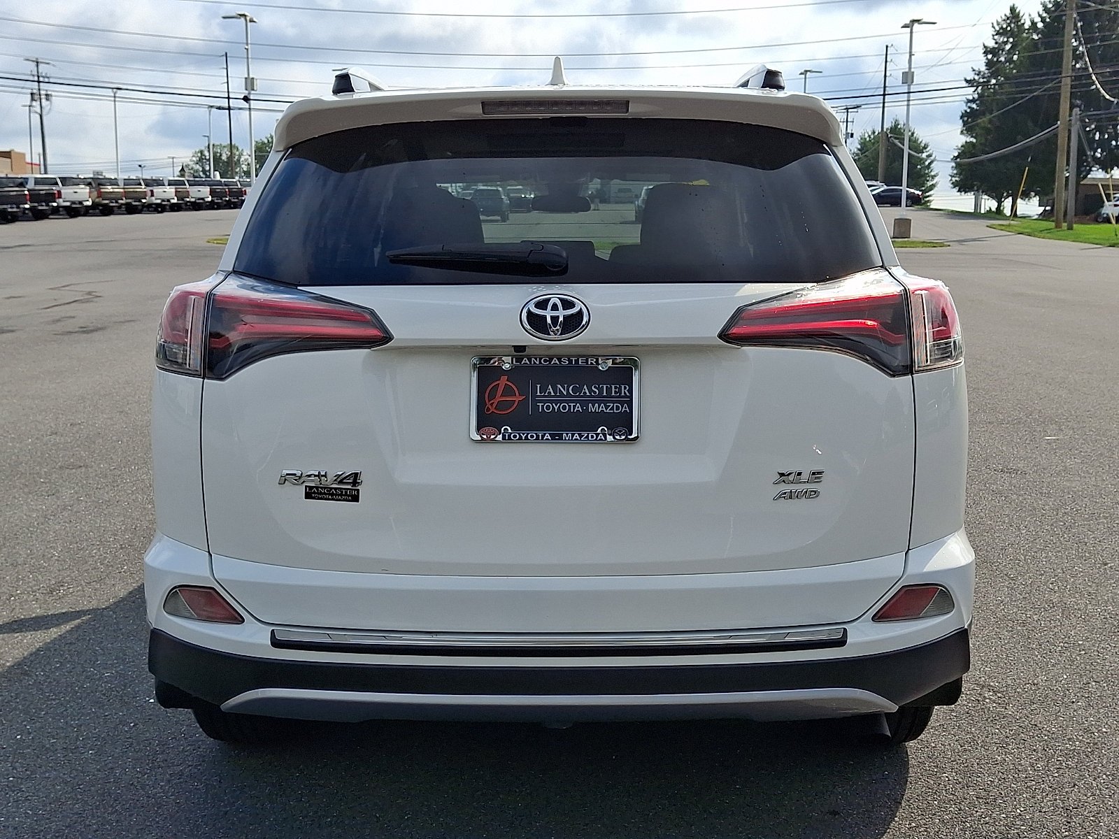 Used 2018 Super White Toyota XLE image 6