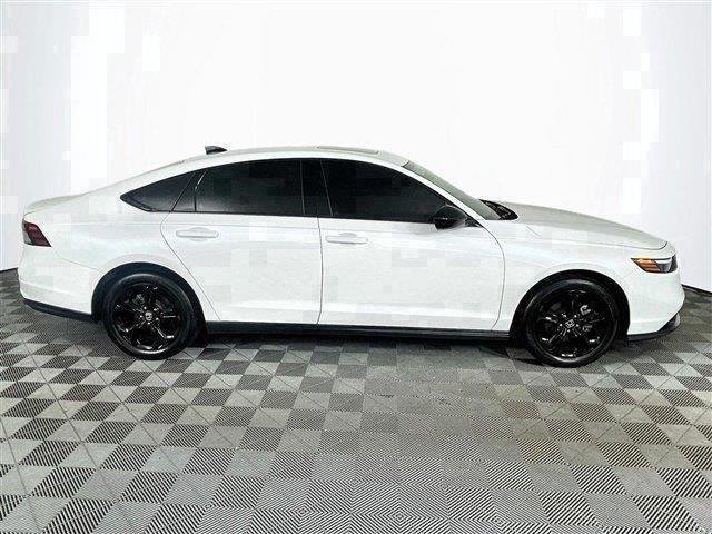 Used 2025 Platinum White Pearl Honda SE image 10