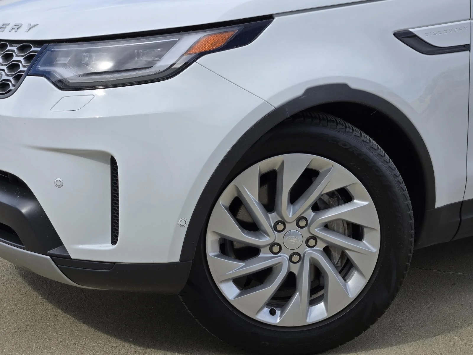 Certified Used 2025 Fuji White Land Rover S image 7