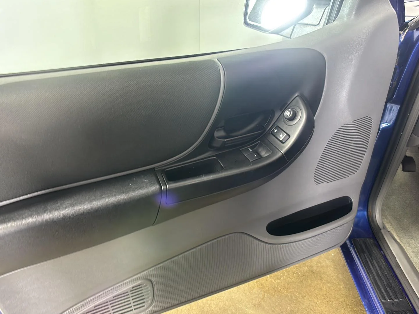 Used 2011 Vista Blue Metallic Ford XLT image 23