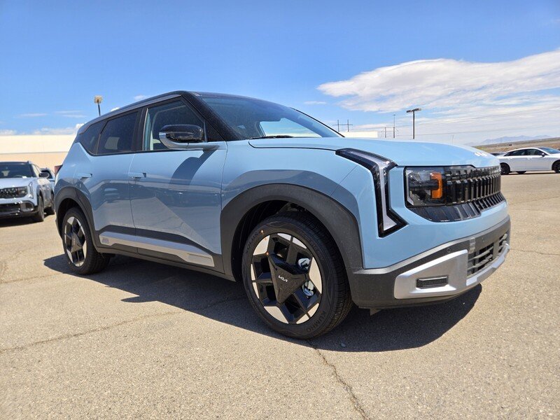 New 2027 Frost Blue / Black Roof Kia S image 2