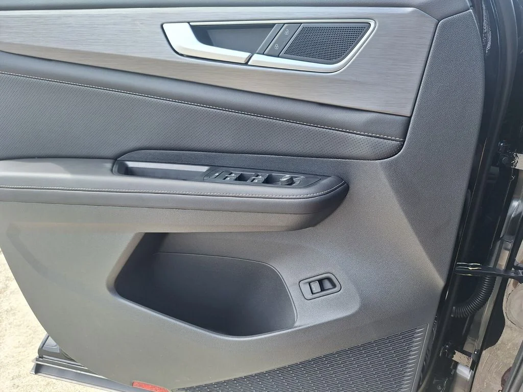 New 2026 Black Volkswagen 2.0T SE w/Technology image 21