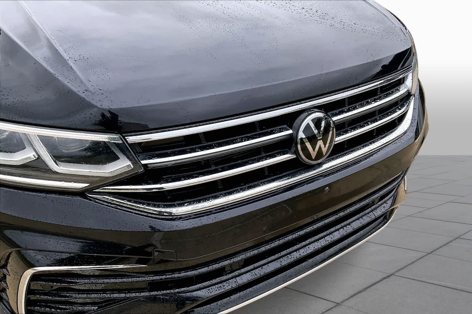 Used 2022 Deep Black Pearl Volkswagen SEL R-Line image 30