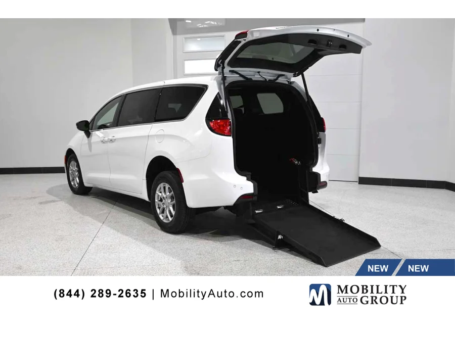 2026 Chrysler Voyager's photo