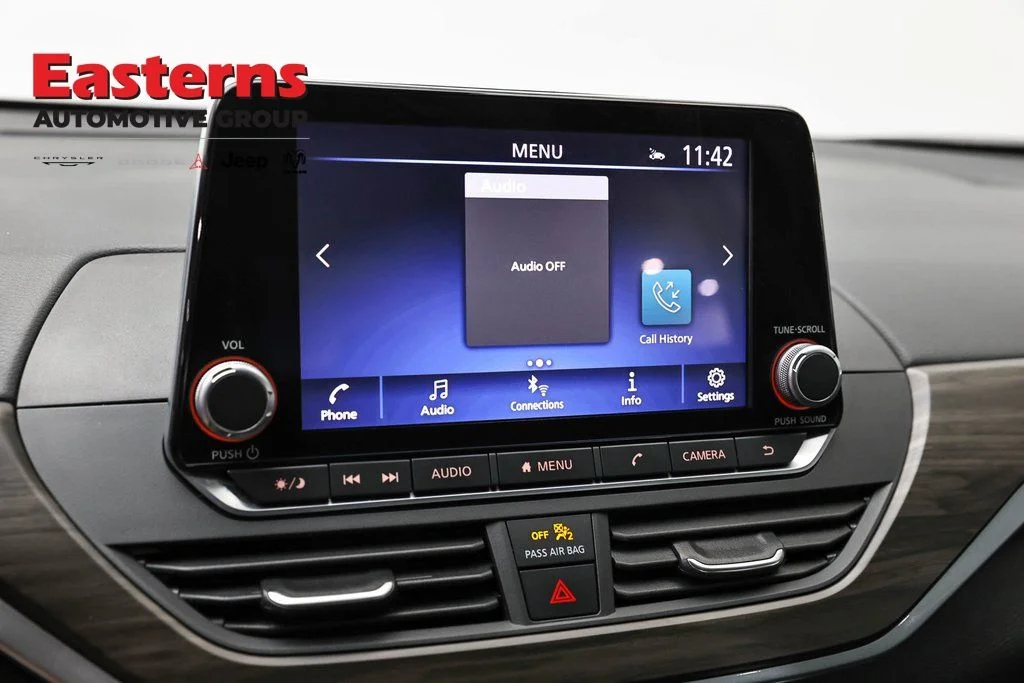 Used 2025 Black Nissan 2.5 SV image 17