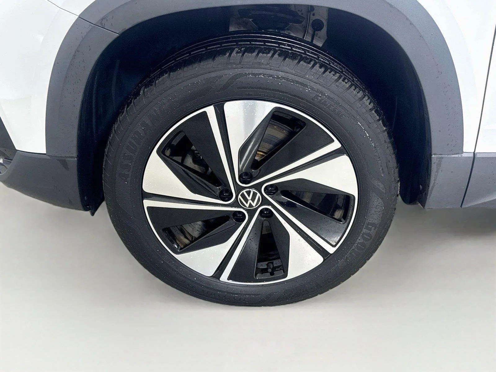 Used 2023 Pure White Volkswagen SE image 29