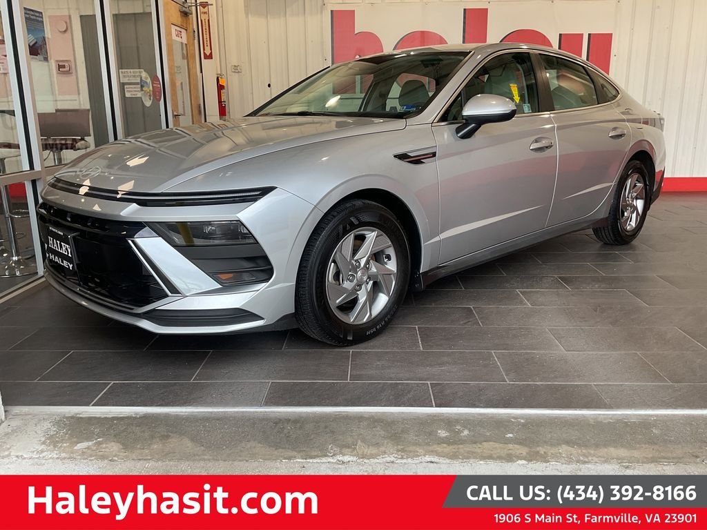 Used 2025 Silver Hyundai SE image 1