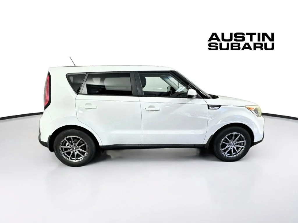Used 2016 White Kia Base image 8