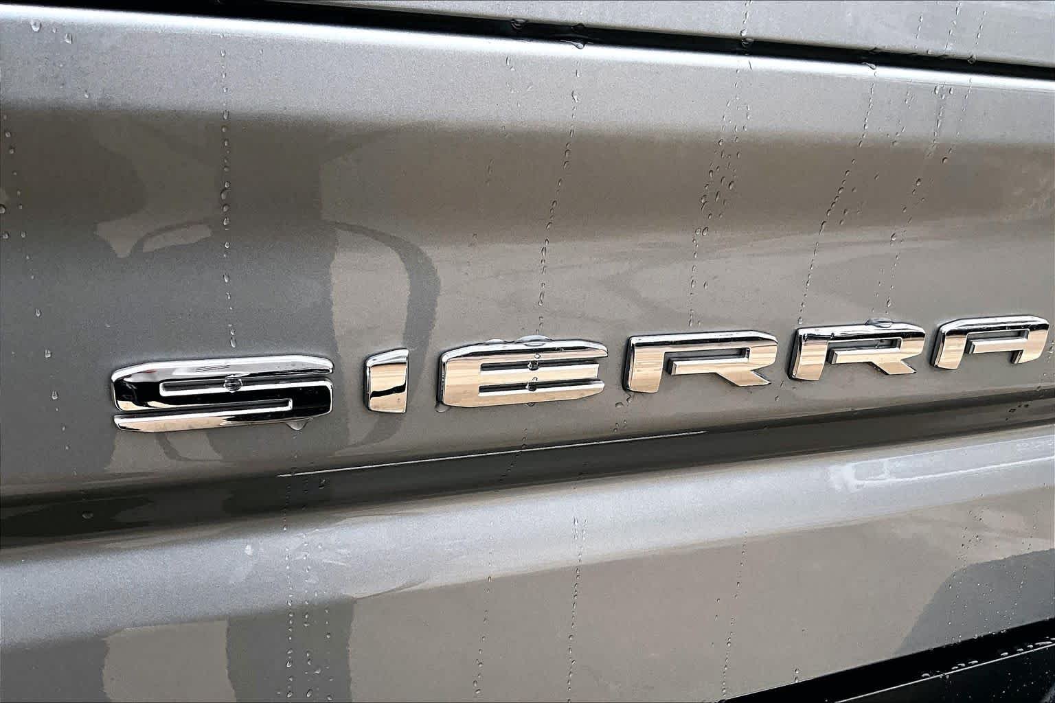 Used 2025 Sterling Metallic GMC AT4 image 31