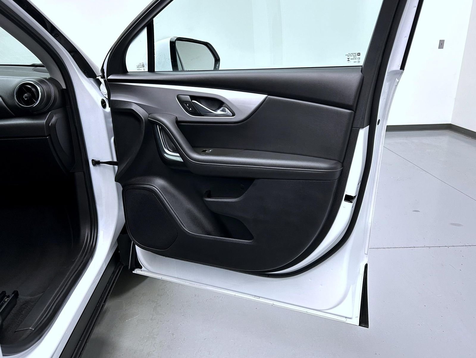 Used 2025 White Chevrolet LT image 16