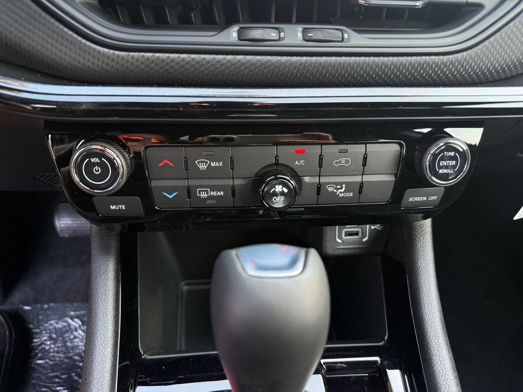New 2026 Fathom Blue Pearl-Coat Exterior Paint Jeep Latitude image 23