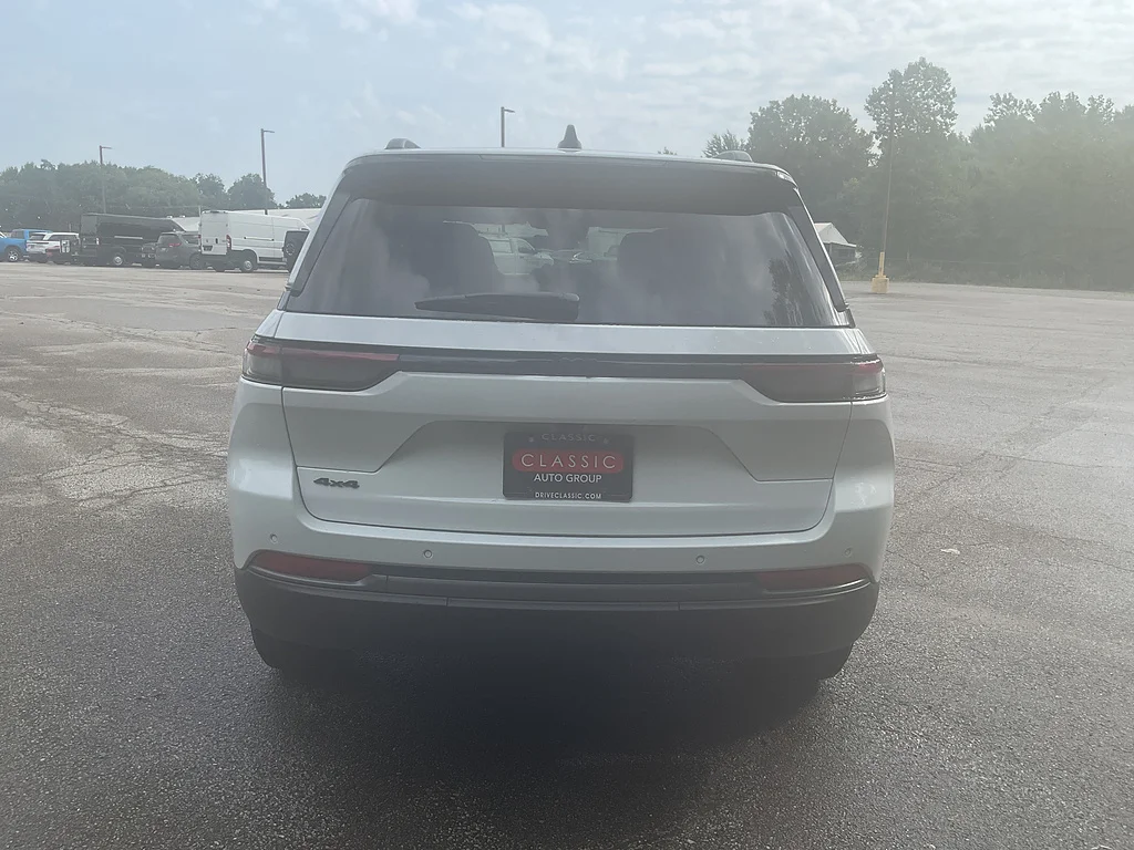 New 2027 Bright White Clear-Coat Paint Jeep Laredo Altitude image 6