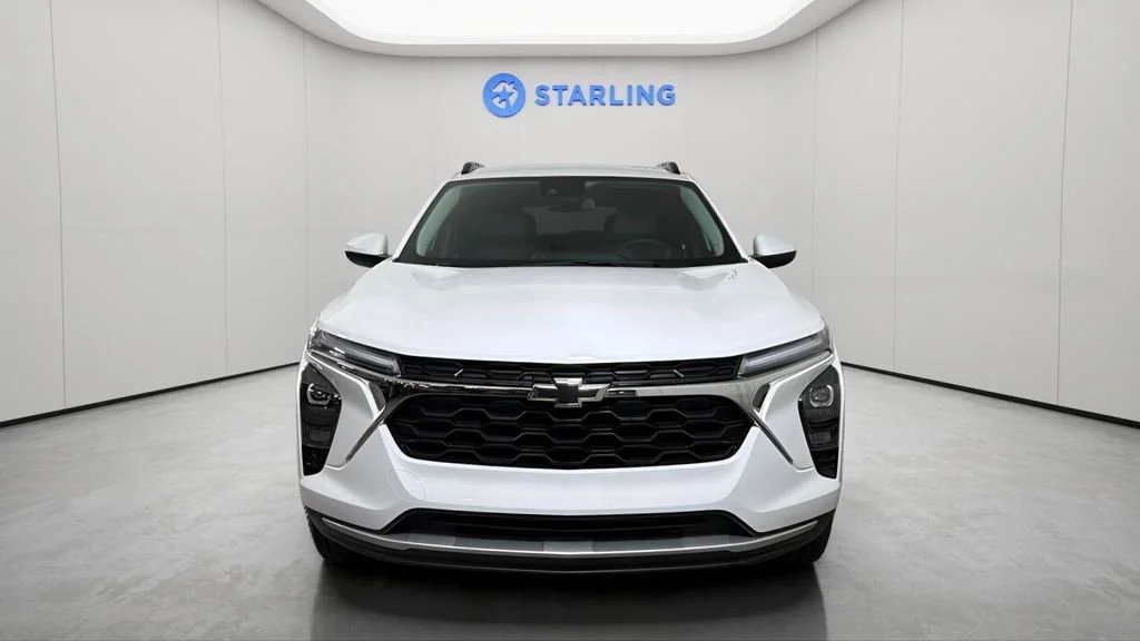 Used 2025 Summit White Chevrolet LT image 16