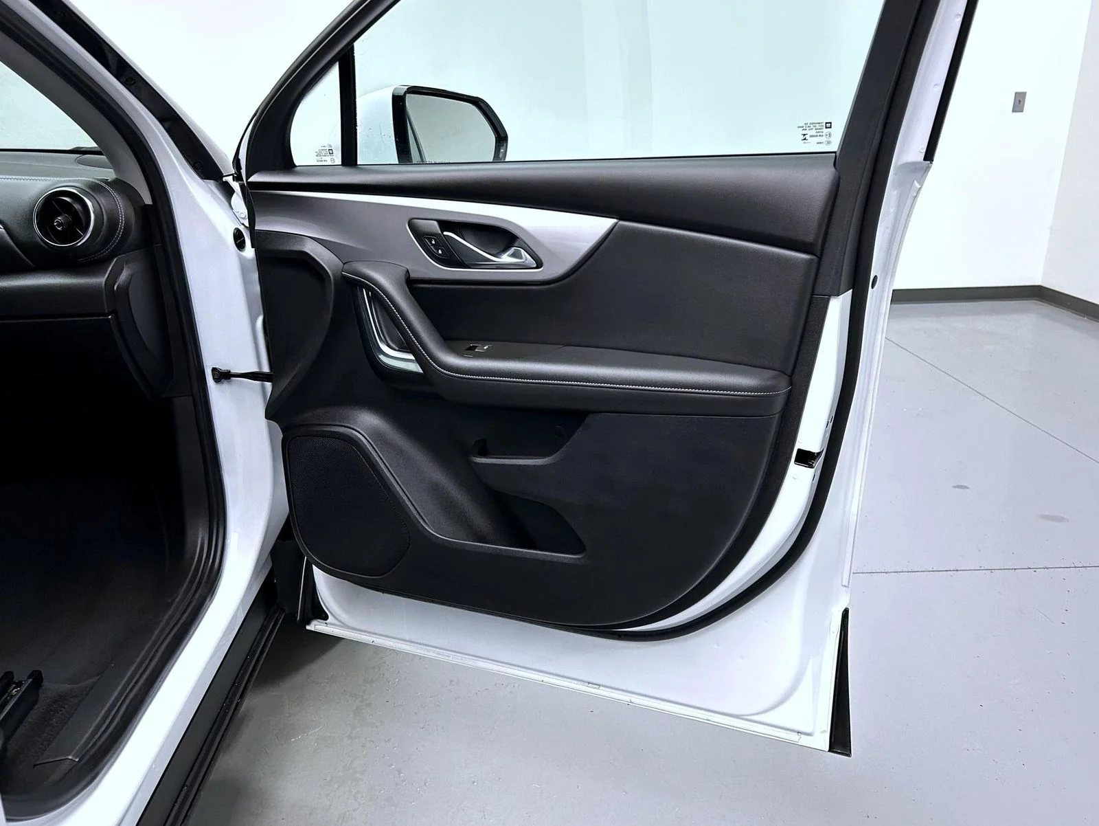 Used 2025 White Chevrolet LT image 16