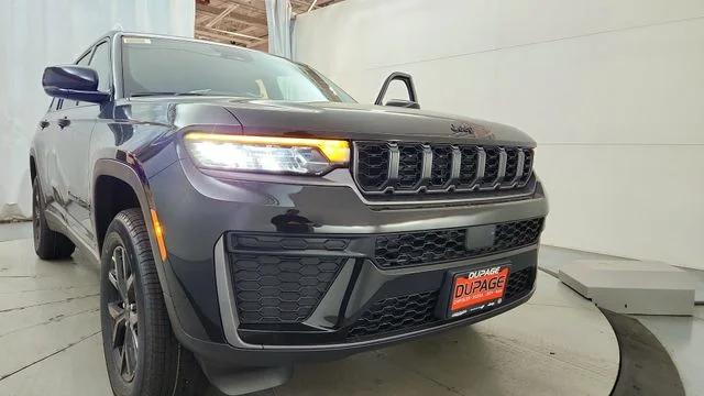 New 2026 Diamond Black Crystal Pearl-Coat Exterior Paint Jeep  image 18