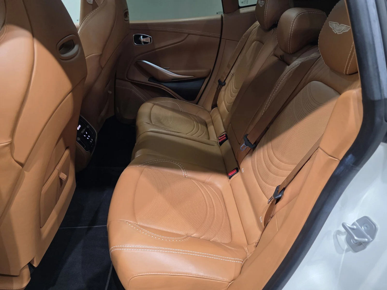 Used 2022 Stratus White Gloss Aston Martin 550 image 18