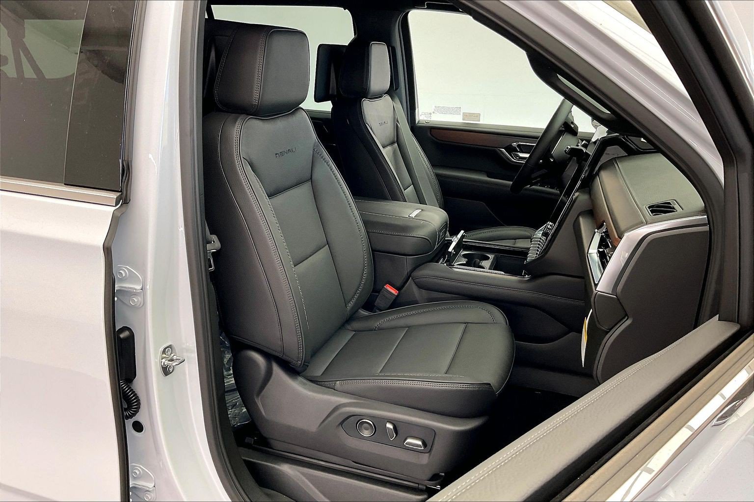 2026 GMC Yukon XL Denali - Photo 9