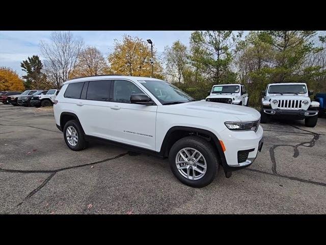 New 2025 Bright White Clear-Coat Exterior Paint Jeep Laredo X image 21