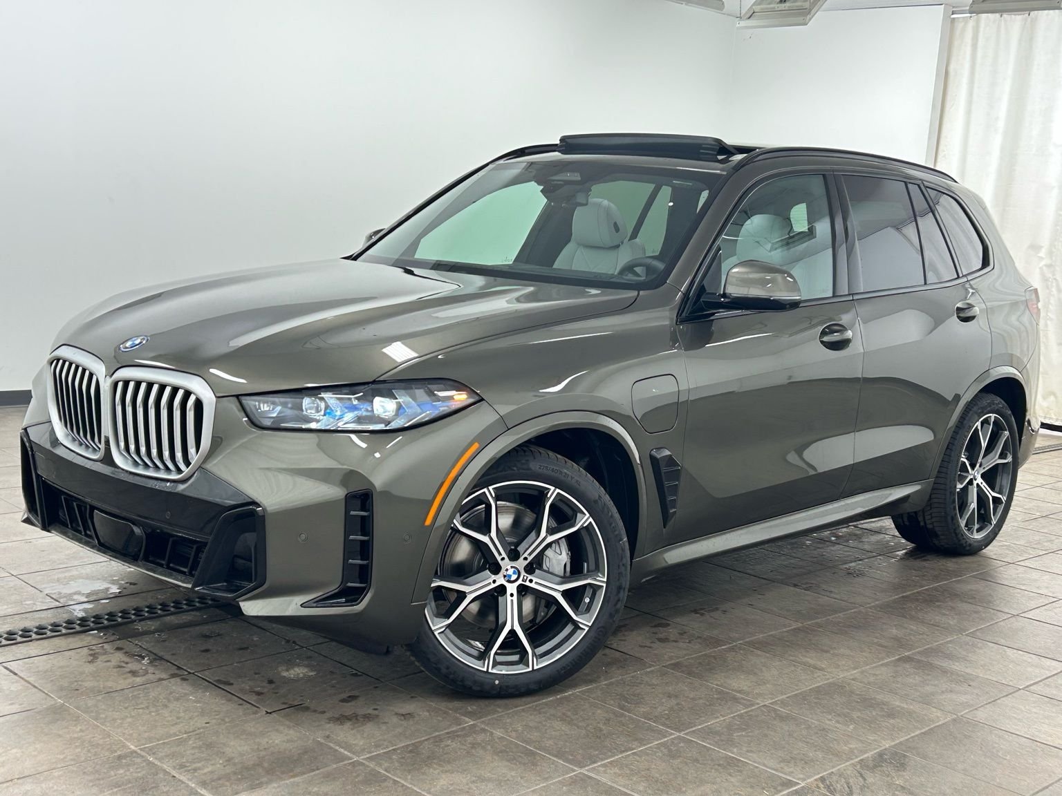 New 2026 Manhattan Green Metallic BMW xDrive50e image 1