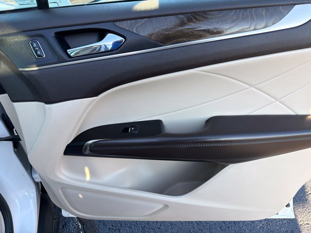 Used 2017 White Lincoln Reserve image 17