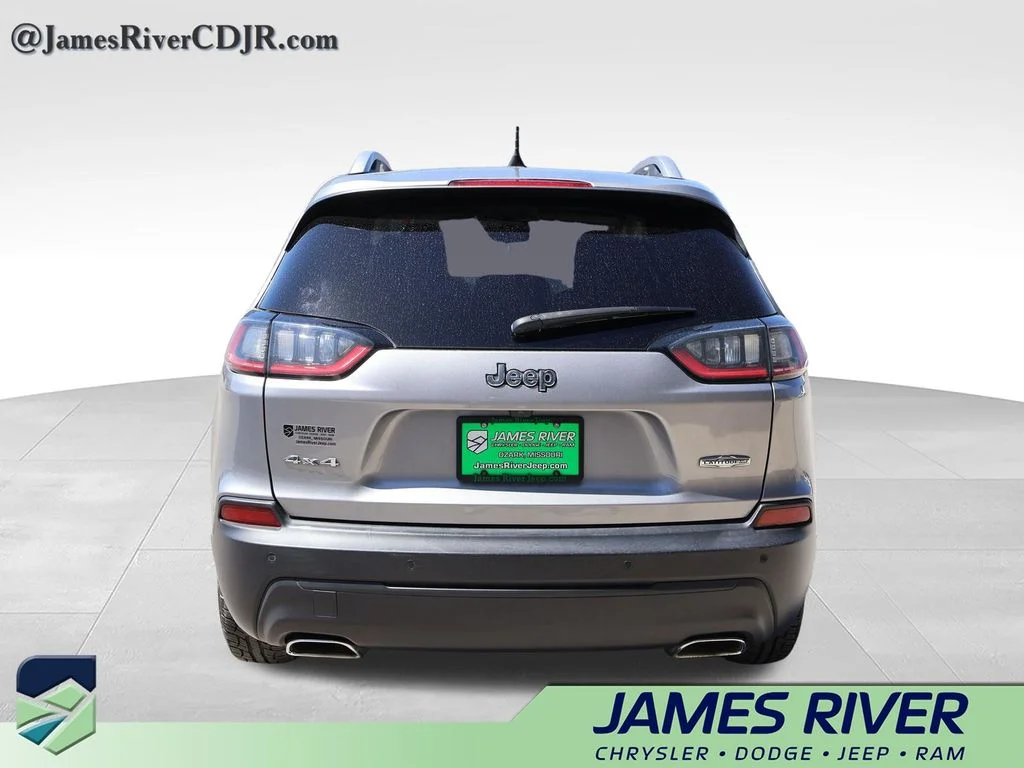 Used 2021 Silver Jeep Latitude Lux image 4