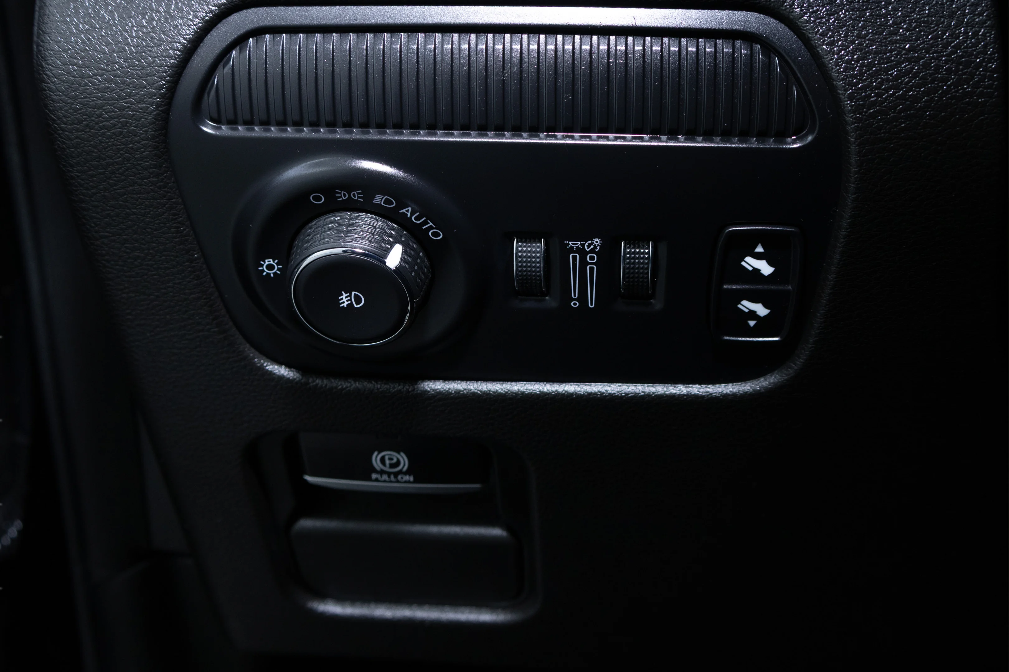 Used 2023 Diamond Black Crystal Pearlcoat Jeep Series II image 25