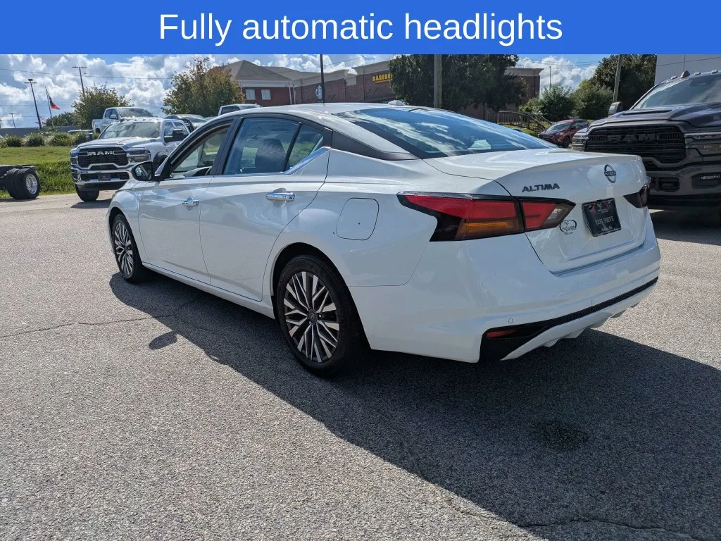 Used 2025 White Nissan 2.5 SV image 6