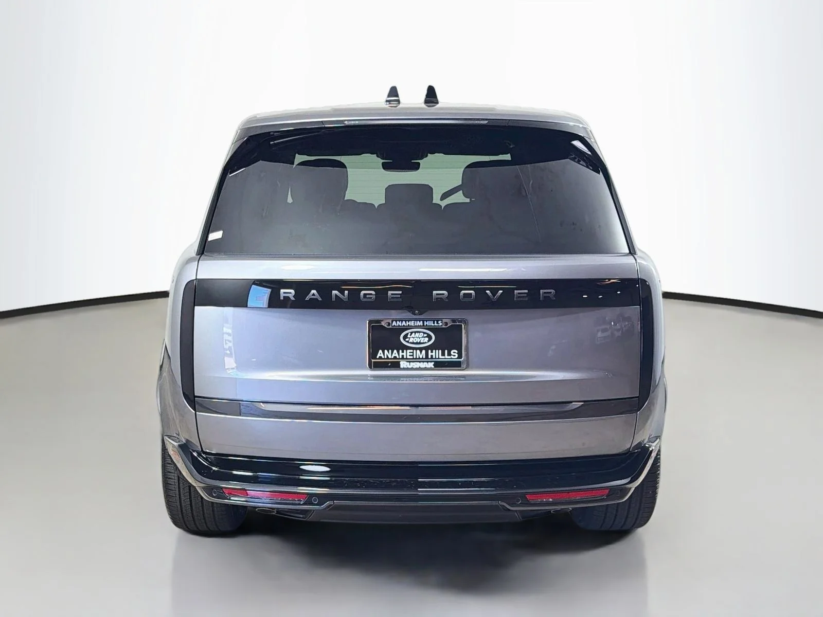 New 2026 Eiger Gray Meta Land Rover SE image 4