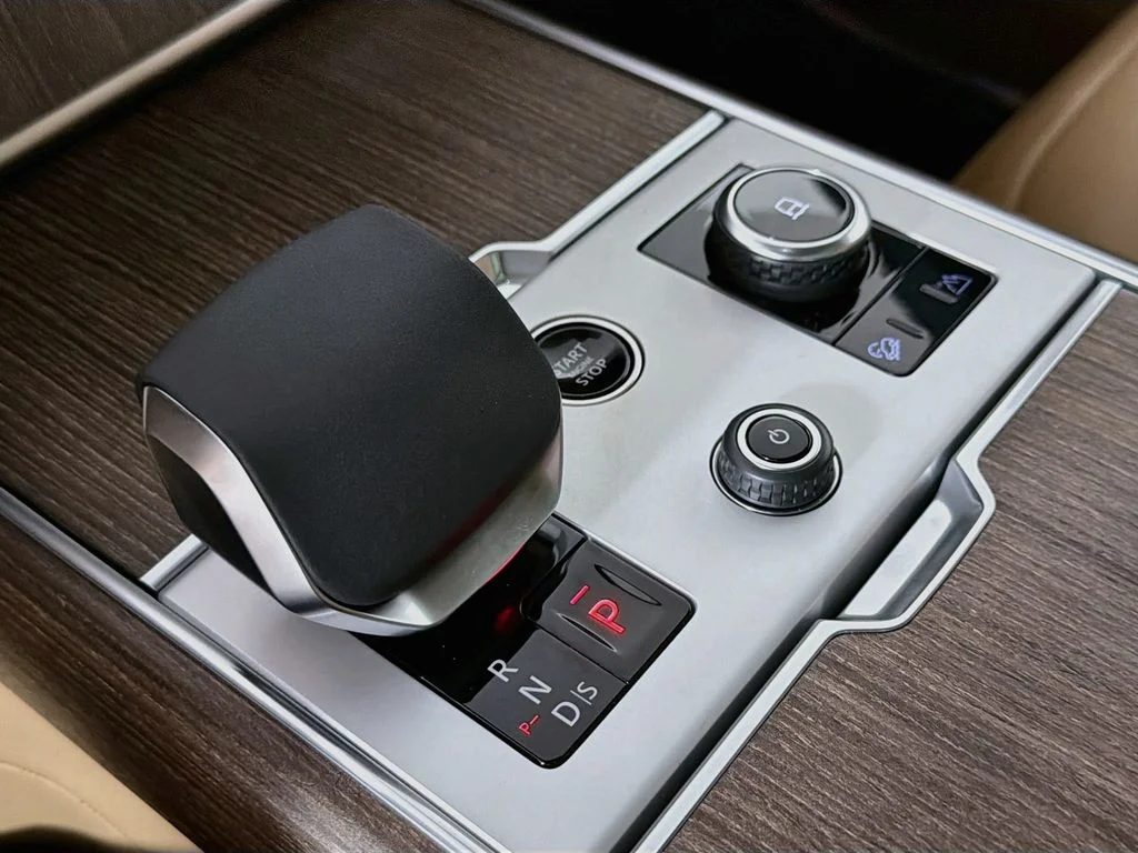 New 2027 Belgravia Green Land Rover SE image 17