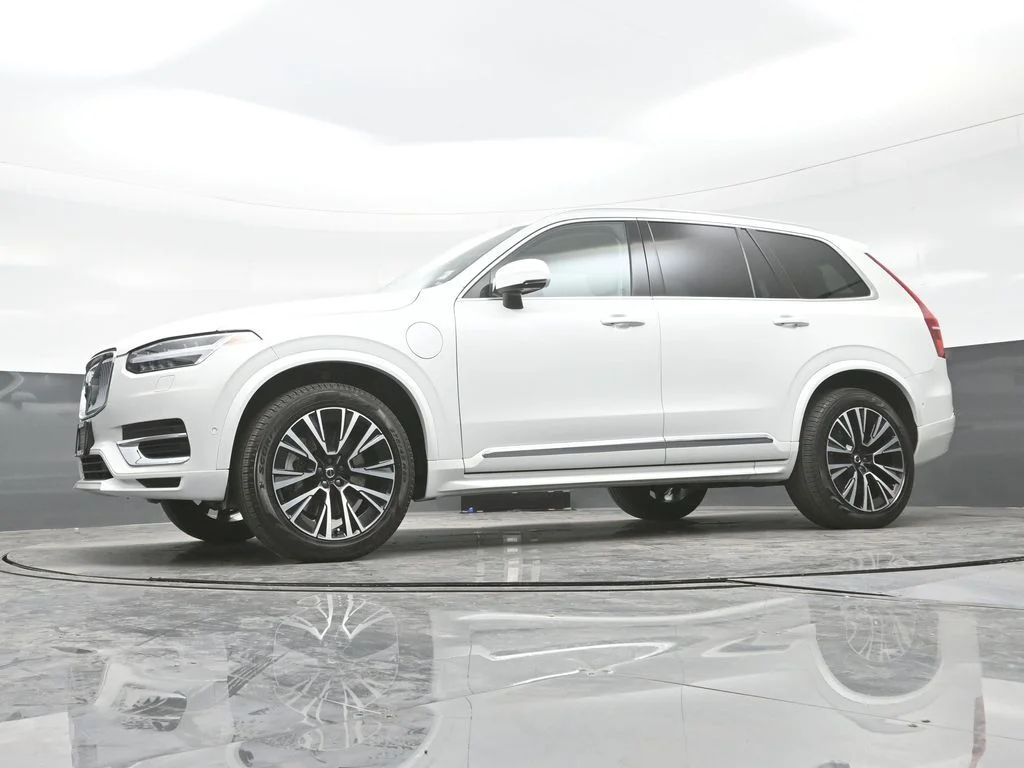 Certified Used 2025 Crystal White Volvo Plus image 26