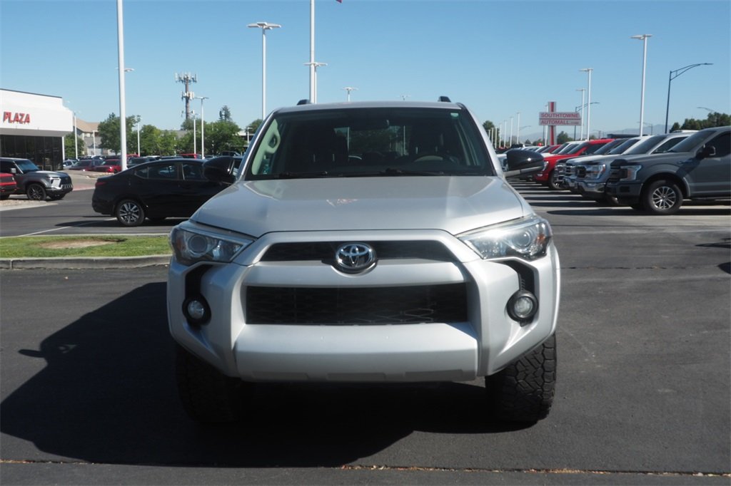 2019 Toyota 4Runner SR5 photo 2