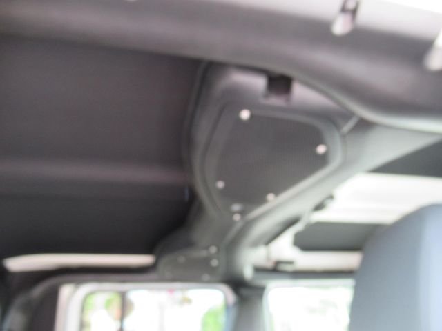 New 2026 Bright White Clear-Coat Exterior Paint Jeep Mojave X image 14