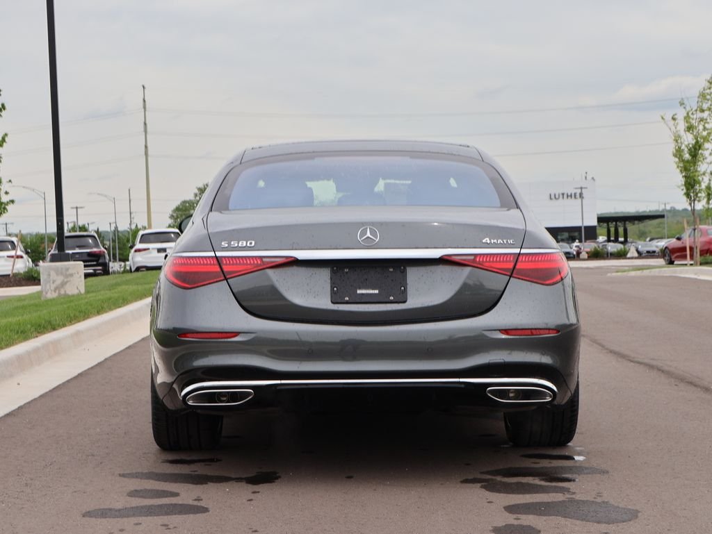 New 2026 MANUFAKTUR Graphite Metallic Mercedes-Benz S 580 image 6