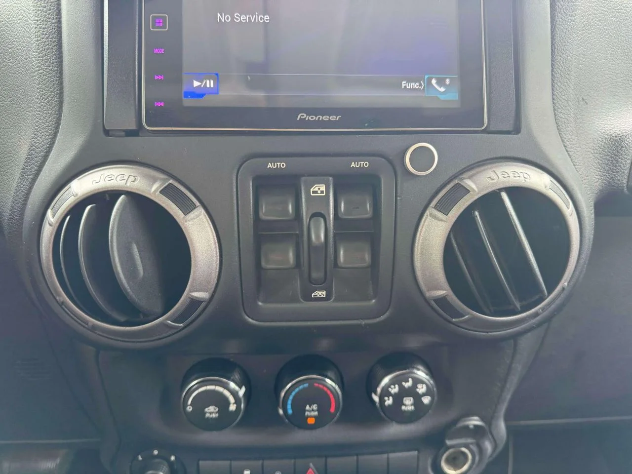 Used 2015 Black Clearcoat Jeep Sport image 31