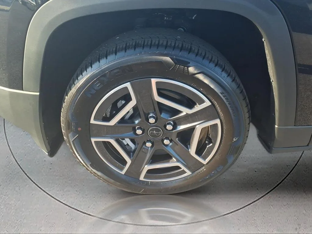 New 2026 Diamond Black Crystal Pearlcoat Jeep Laredo image 4
