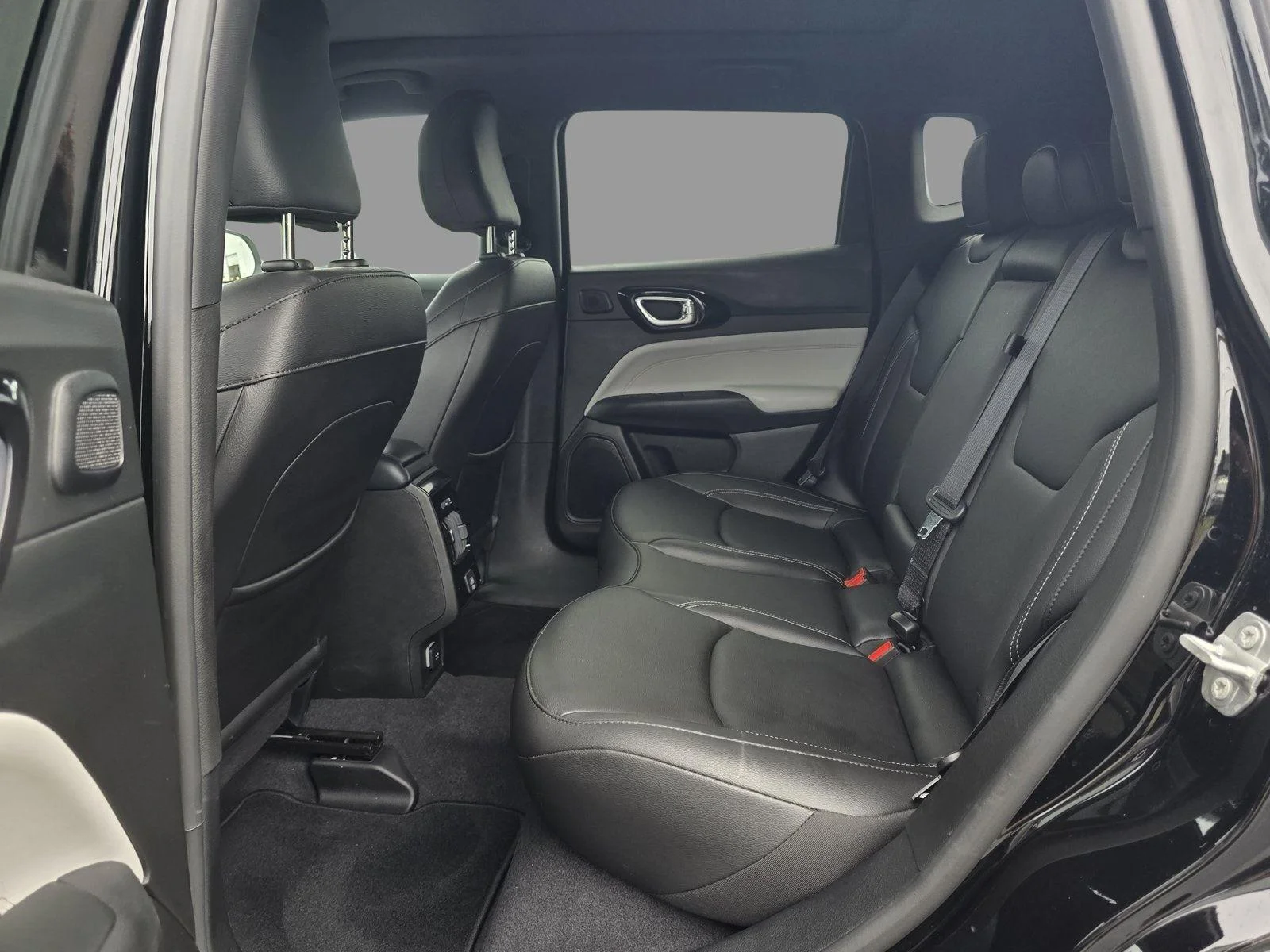Used 2025 Diamond Black Crystal Pearlcoat Jeep Limited image 27