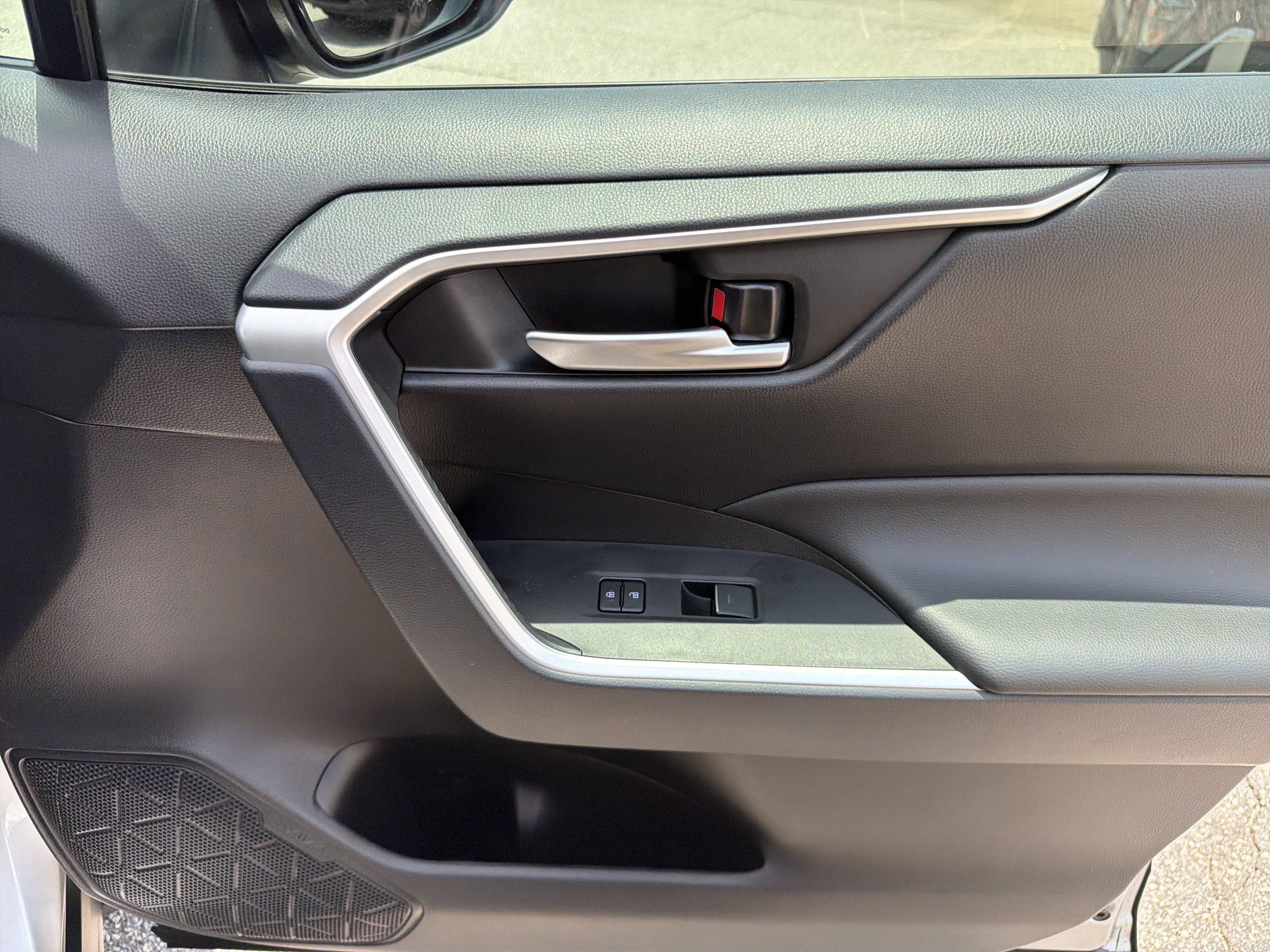 2024 Toyota Venza LE - Photo 25