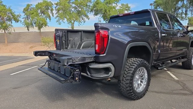 Used 2025 Silver GMC SLT image 26