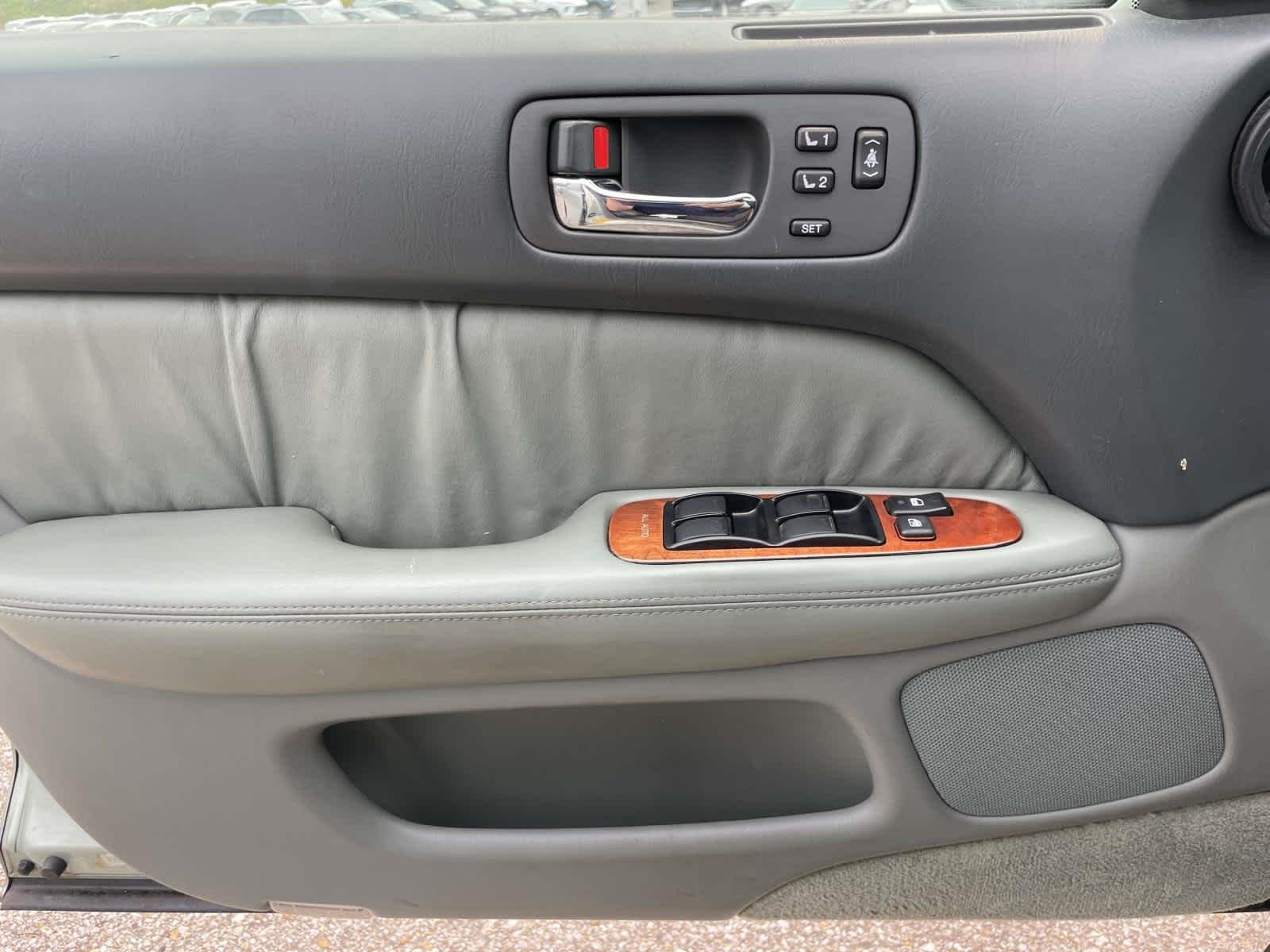 Used 1998 Silver Jade Pearl Lexus  image 24