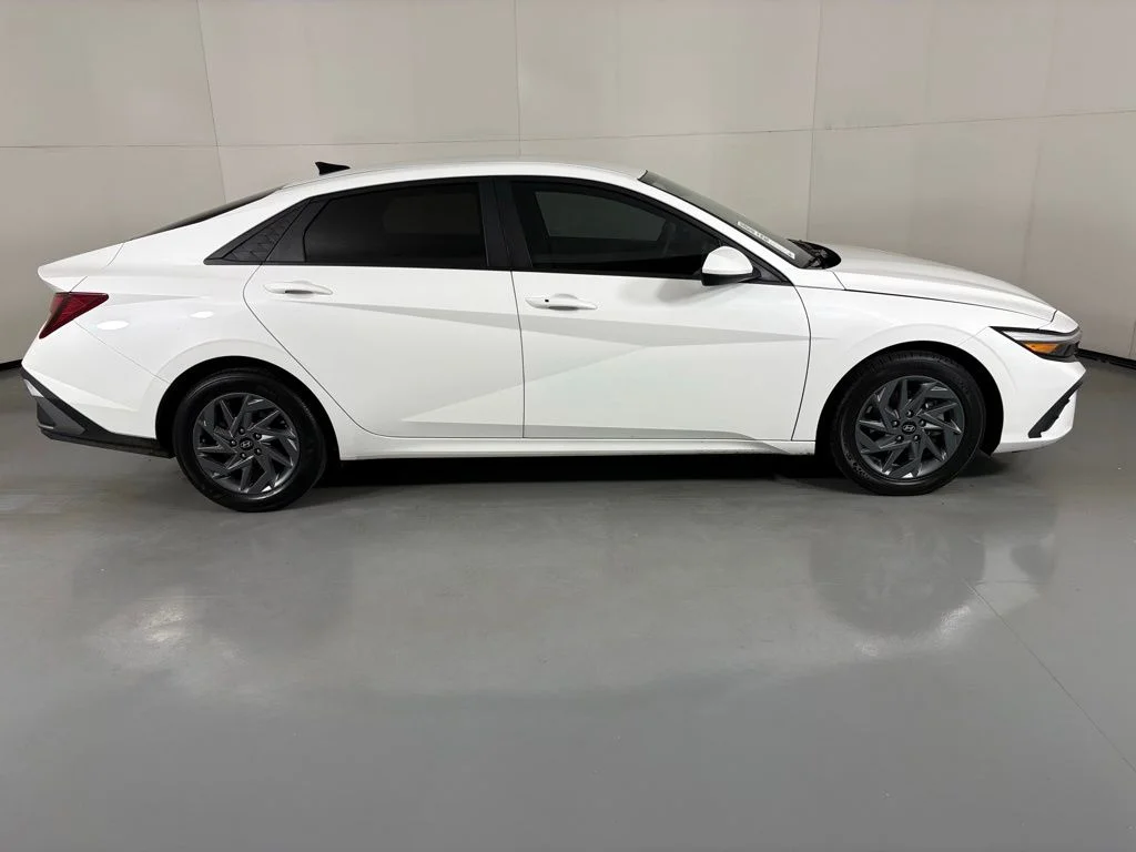 Used 2024 White Hyundai SEL image 9