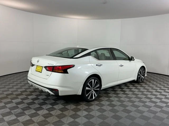Used 2021  Nissan 2.5 Platinum image 5