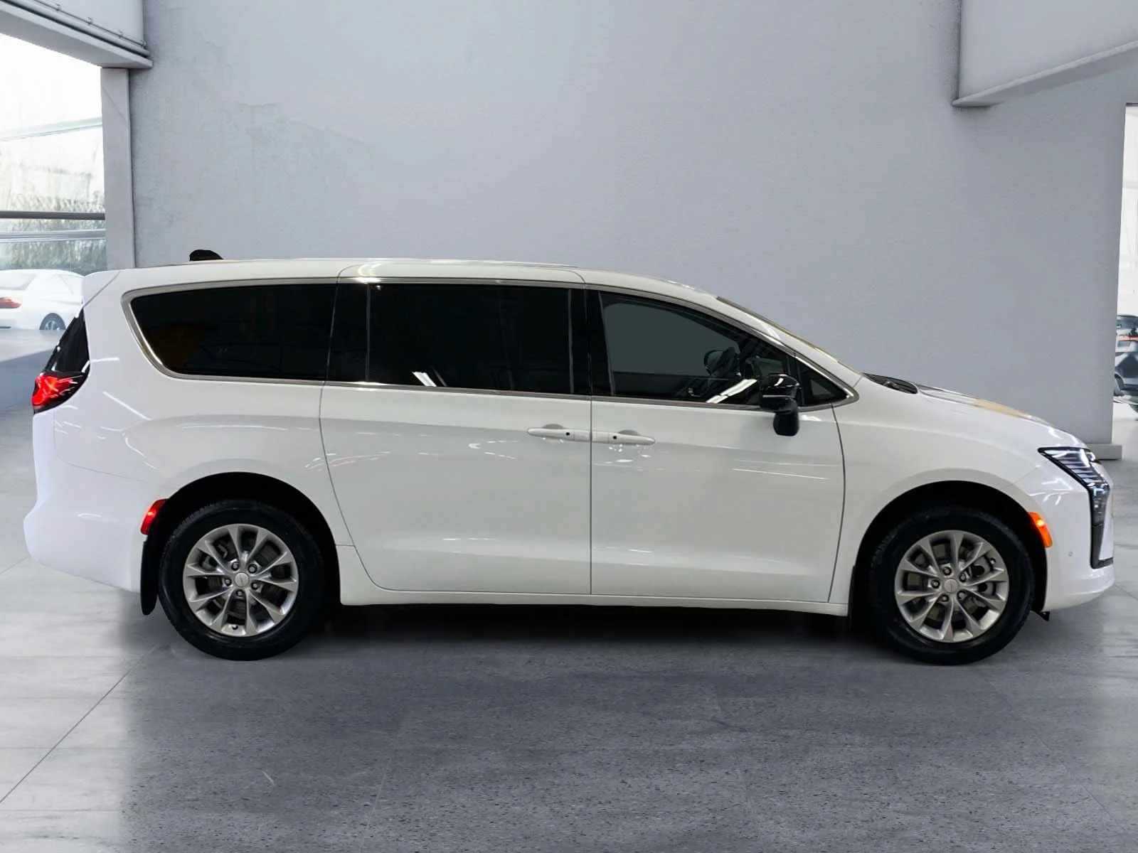 New 2027 Bright White Chrysler Select image 6