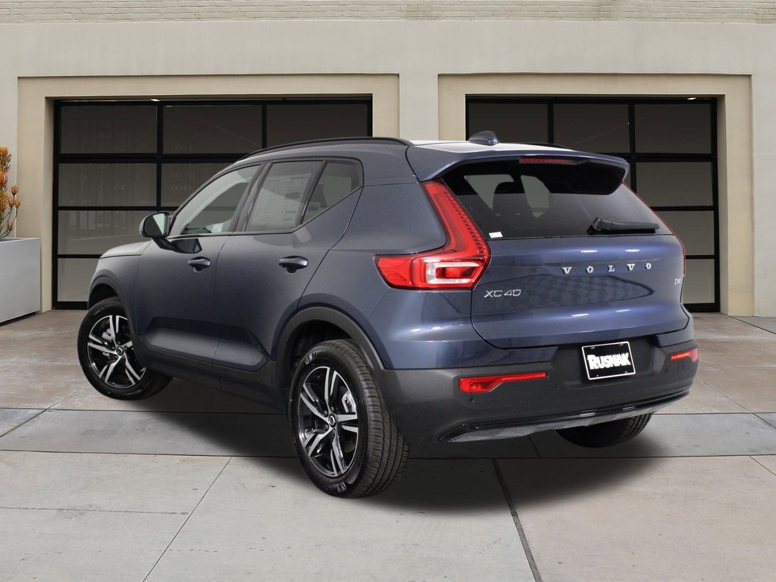 2026 Volvo XC40 Core photo 2