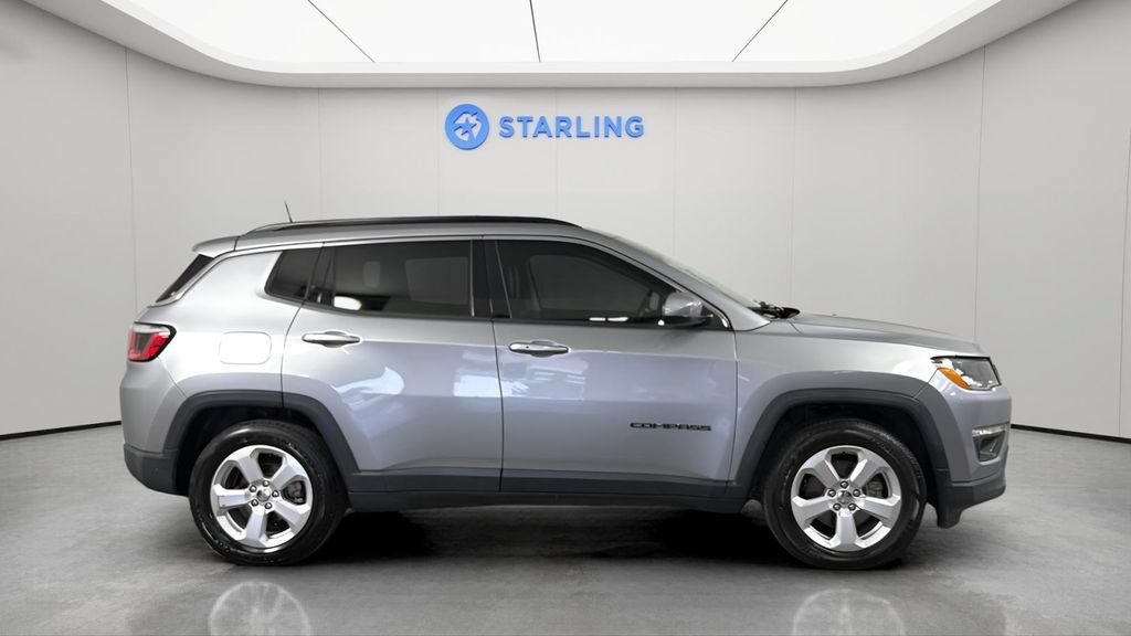 Used 2020 Silver Jeep Latitude FWD image 11